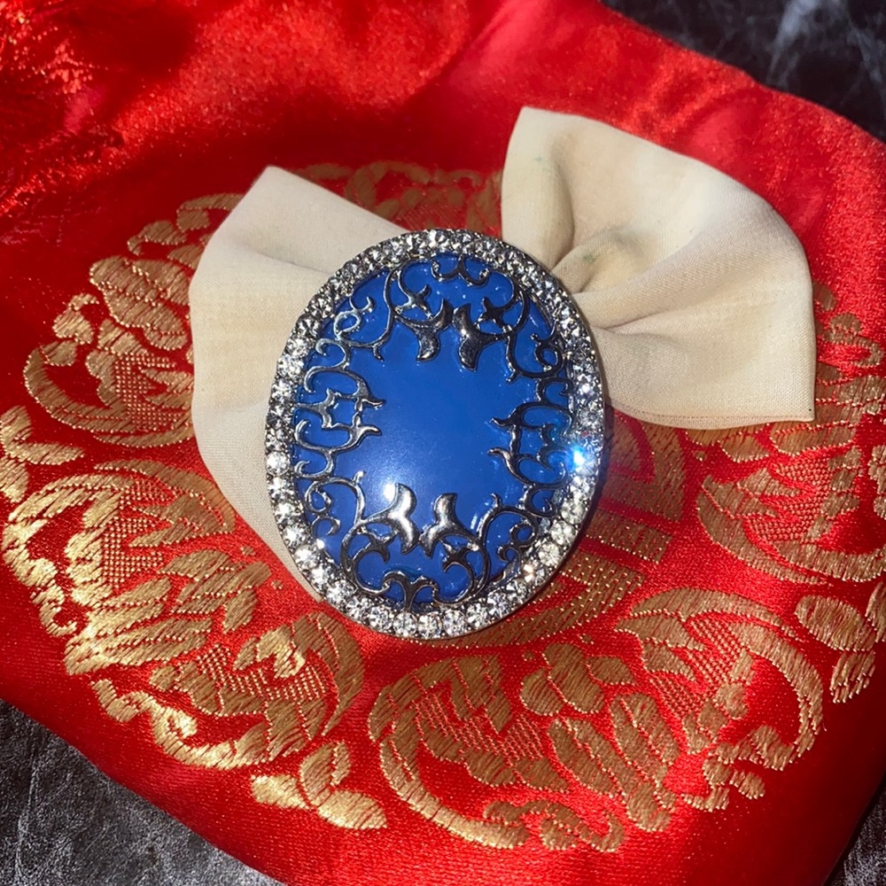 Beautiful lg blue & silver statement ring.